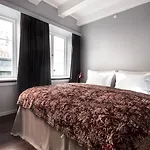 Sankt Annae 10